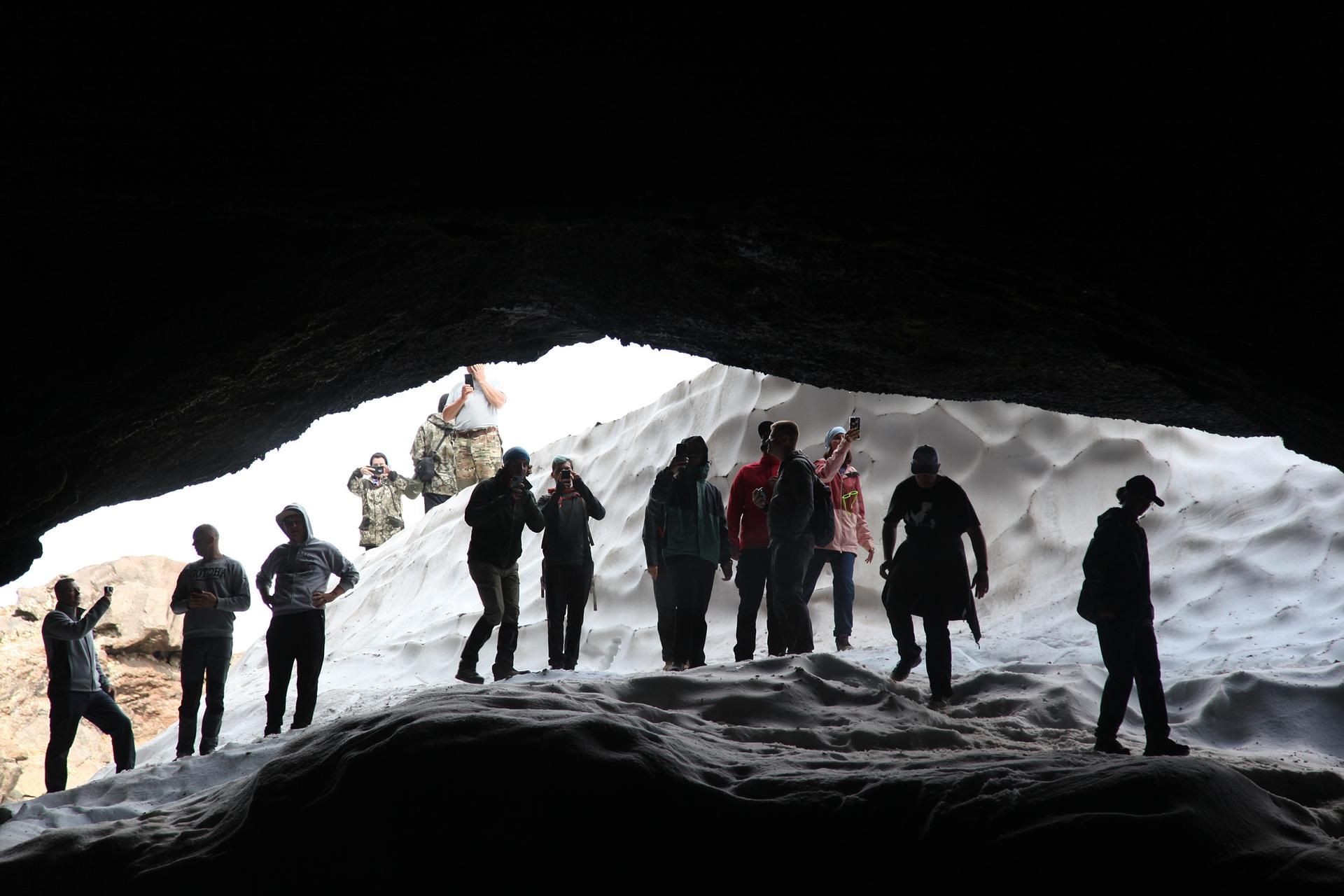 Прогулка на сапах в кальдере вулкана Горелый и посещение лавовых пещер